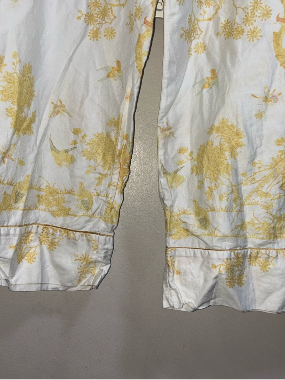 Natori Toile 100% Cotton Sateen Pajama Set White and Yellow - Picture 3 of 13